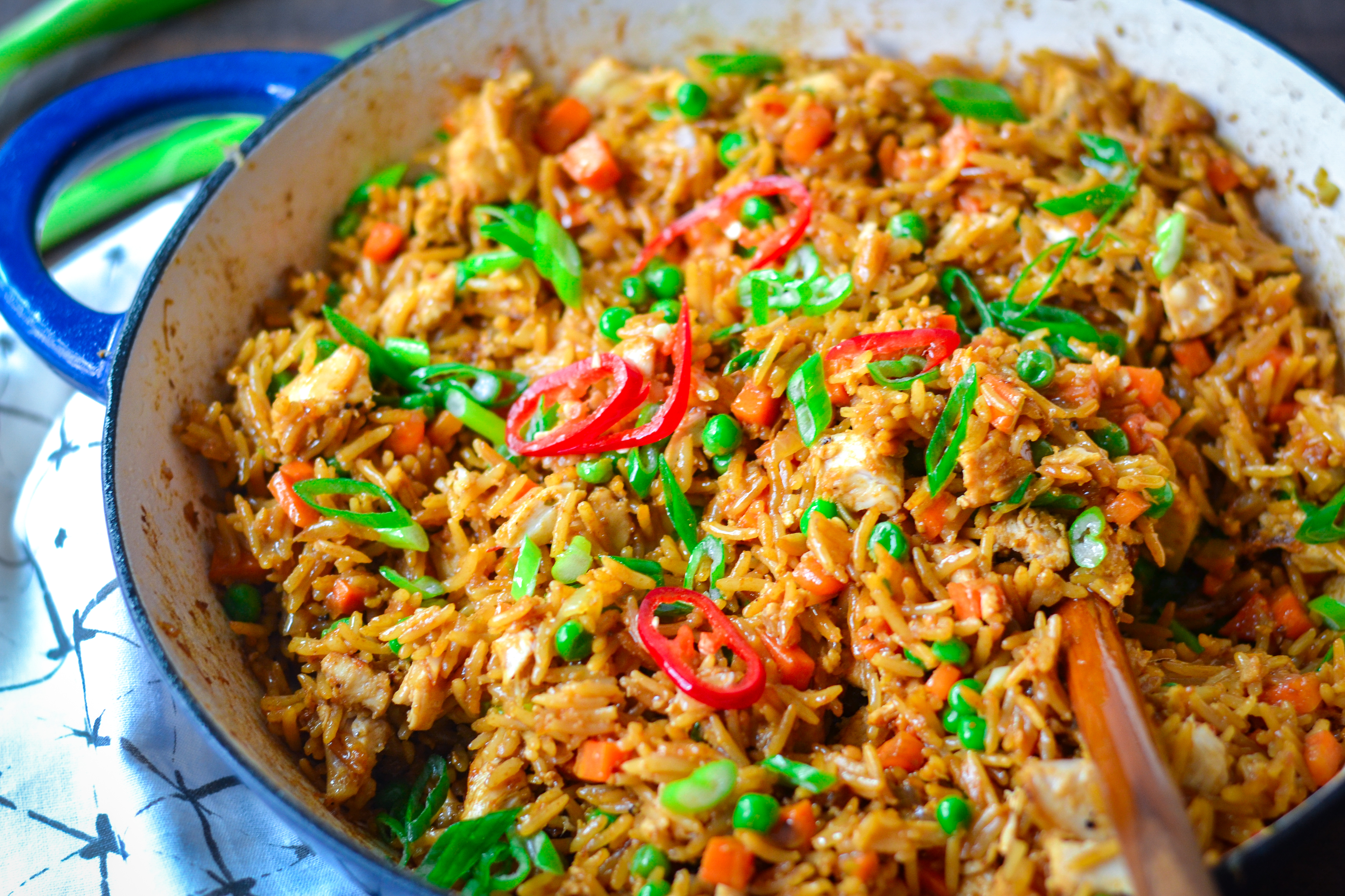 Do with. Chicken Fried Rice. Fried Rice (Chǎofàn). Chili Chicken and Fried Rice Индия. Жареный рис по сингапурски.